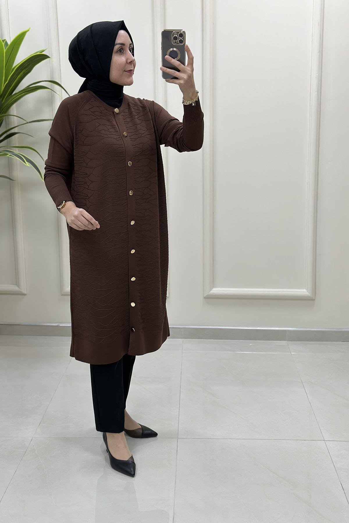 Tesettür HırkaÖnü Düğmeli Kendinden Desenli Kadın Hırka Kahverengi KADO 2725306