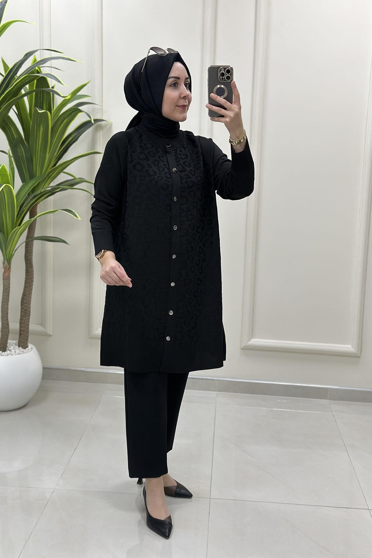 Tesettür HırkaÖnü Düğmeli Kendinden Desenli Kadın Triko Hırka Siyah KADO 2725127