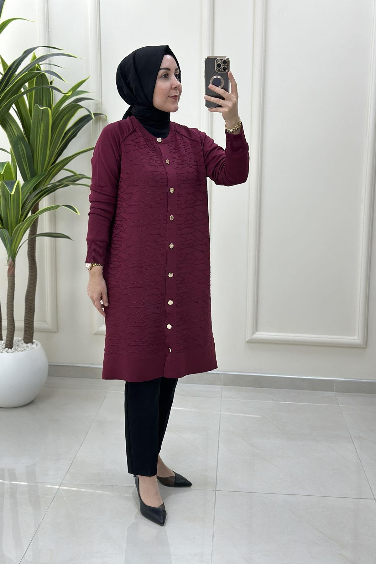 Tesettür HırkaÖnü Düğmeli Kendinden Desenli Kadın Hırka Mürdüm KADO 2725306