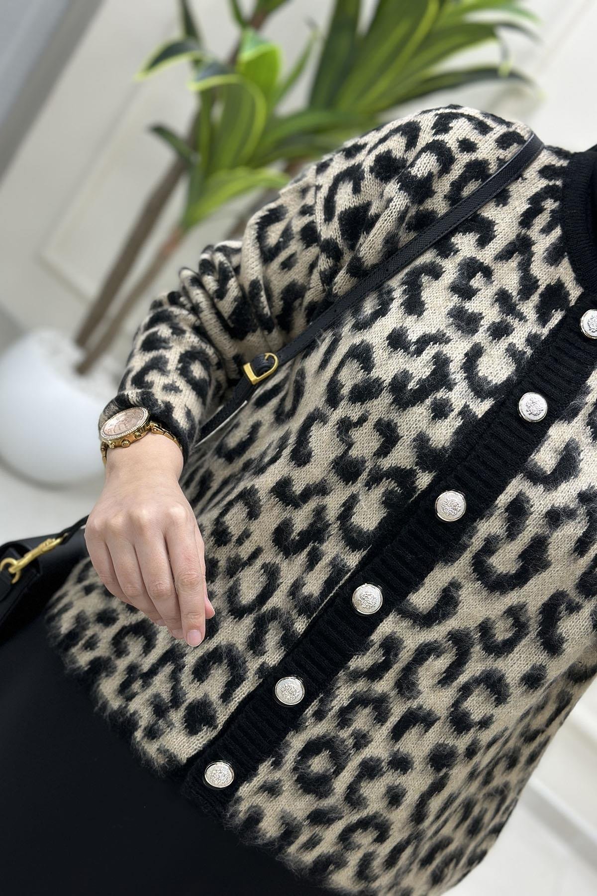 Tesettür HırkaÖnü Düğmeli Leopar Desen Kadın Triko Hırka Bej KADO 9440