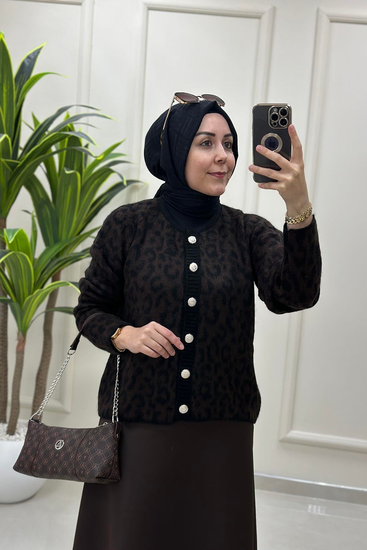 Tesettür HırkaÖnü Düğmeli Leopar Desen Kadın Triko Hırka Siyah-Kahve KADO 9440