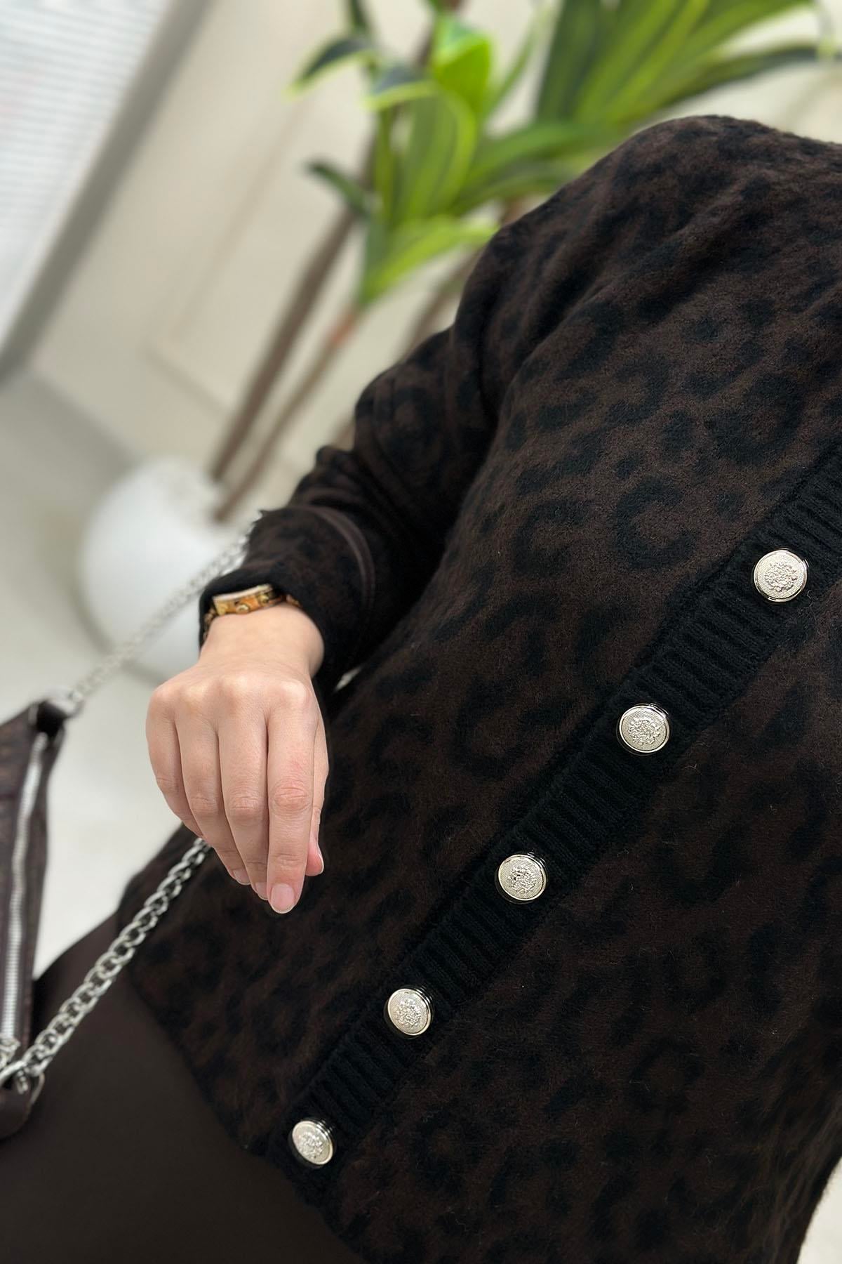 Tesettür HırkaÖnü Düğmeli Leopar Desen Kadın Triko Hırka Siyah-Kahve KADO 9440