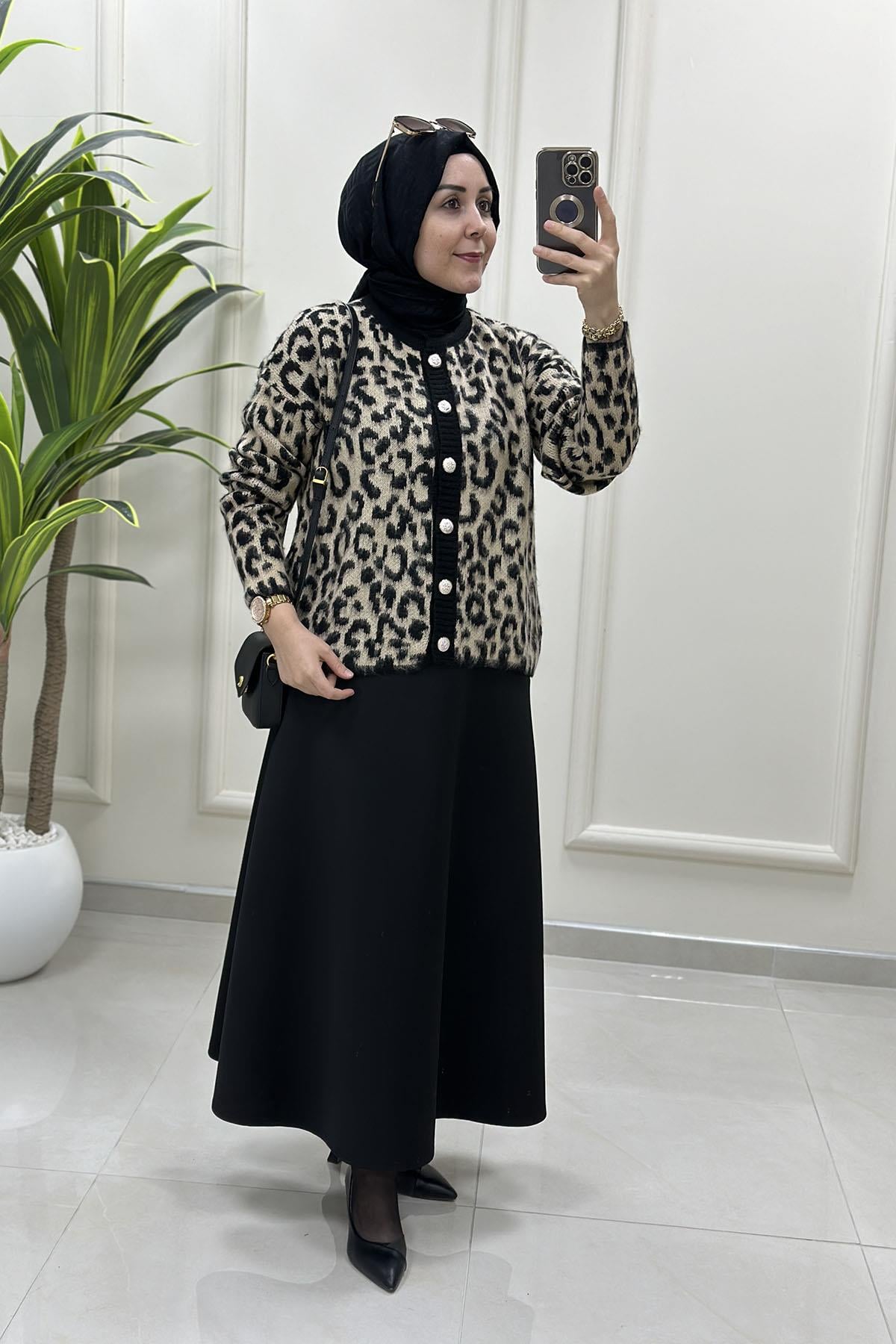 Tesettür HırkaÖnü Düğmeli Leopar Desen Kadın Triko Hırka Bej KADO 9440