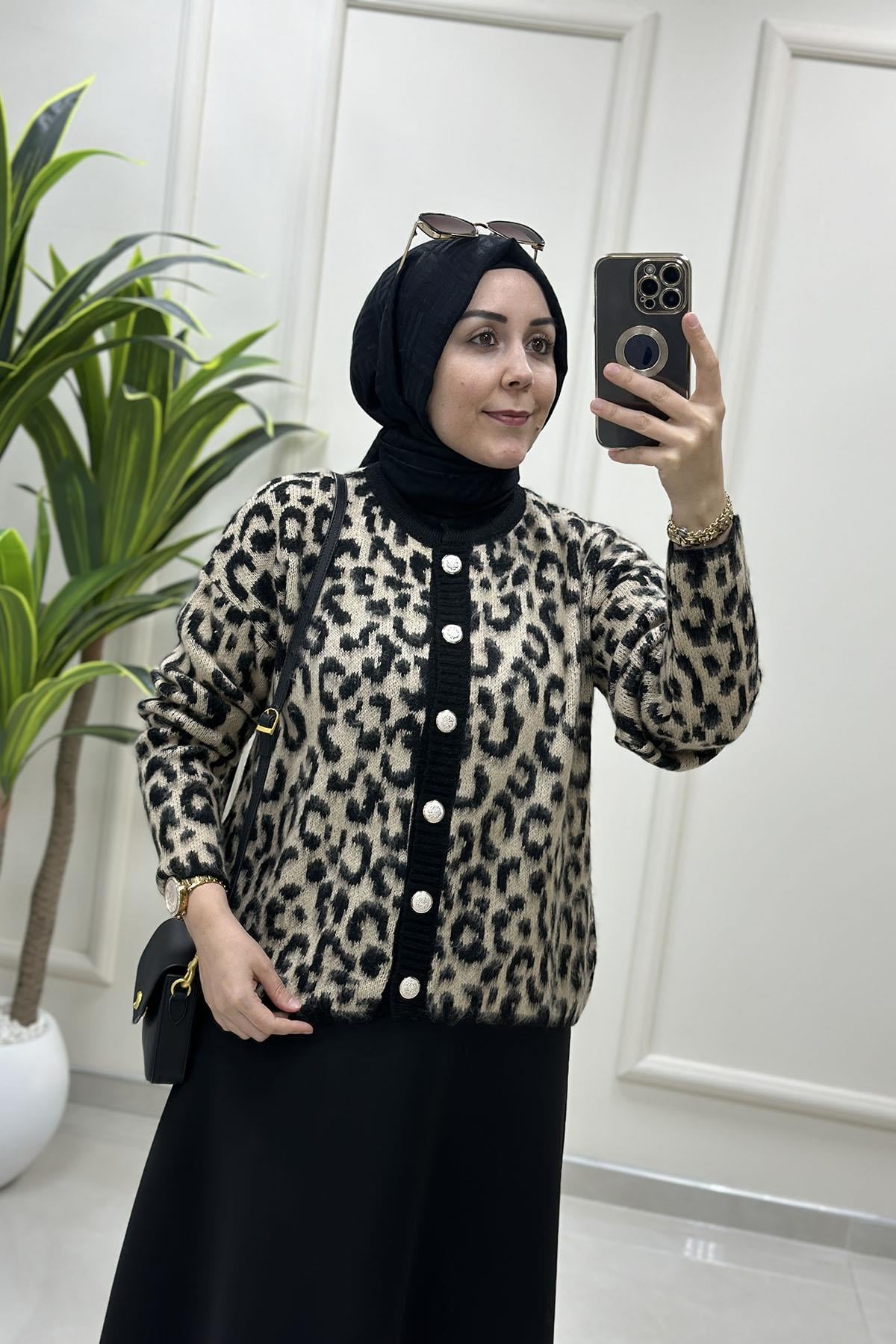 Tesettür HırkaÖnü Düğmeli Leopar Desen Kadın Triko Hırka Bej KADO 9440