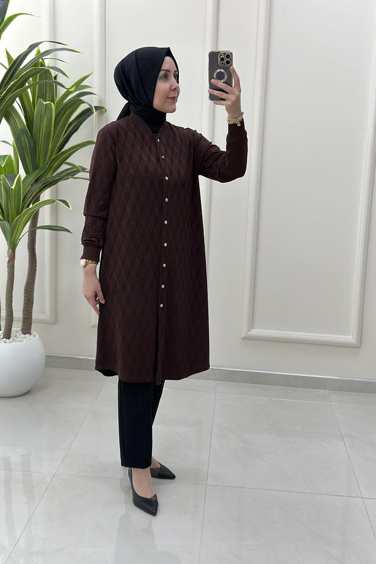 Tesettür HırkaÖnü Düğmeli Ribana Detaylı Kadın Hırka Acı Kahve KADO 257370