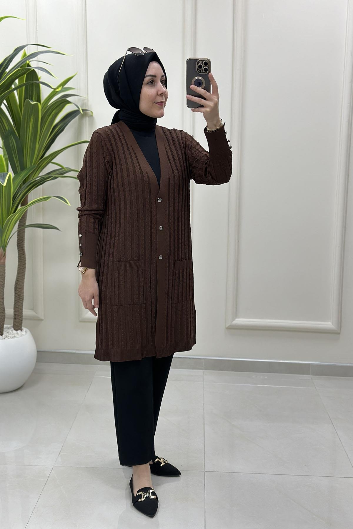 Tesettür HırkaÖrgü Desen Önü Düğmeli Cepli Kadın Triko Hırka Kahverengi KADO 2725036