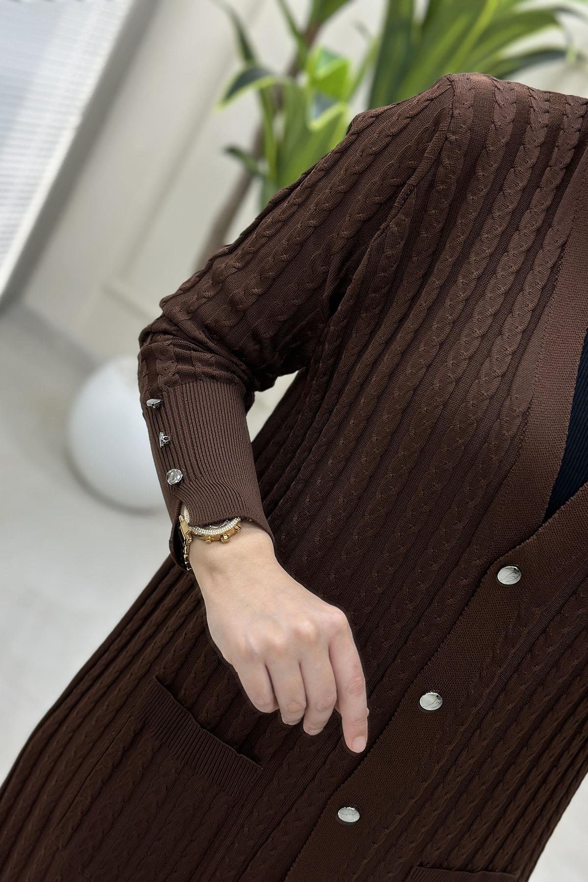 Tesettür HırkaÖrgü Desen Önü Düğmeli Cepli Kadın Triko Hırka Kahverengi KADO 2725036