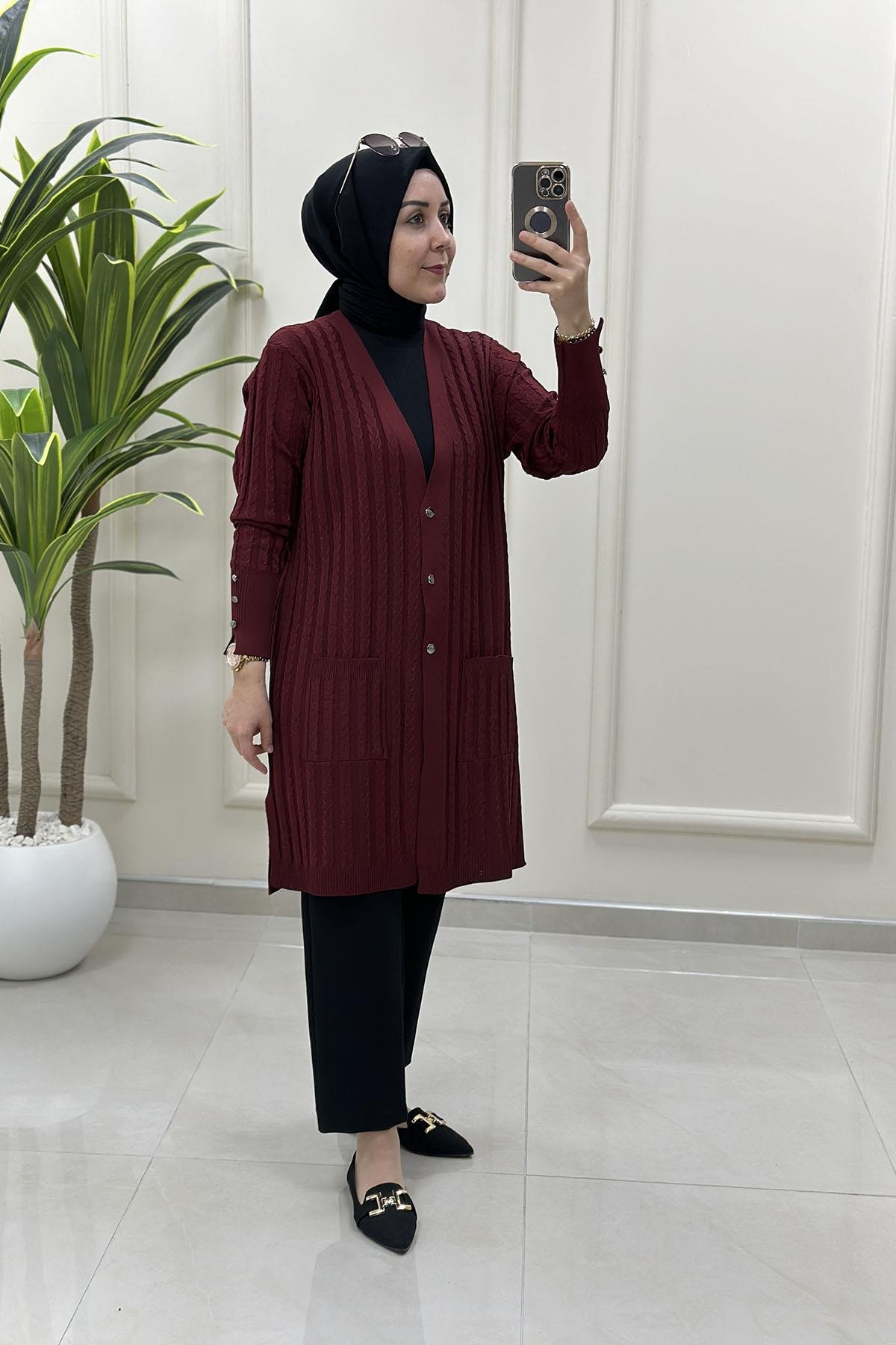 Tesettür HırkaÖrgü Desen Önü Düğmeli Cepli Kadın Triko Hırka Bordo KADO 2725036