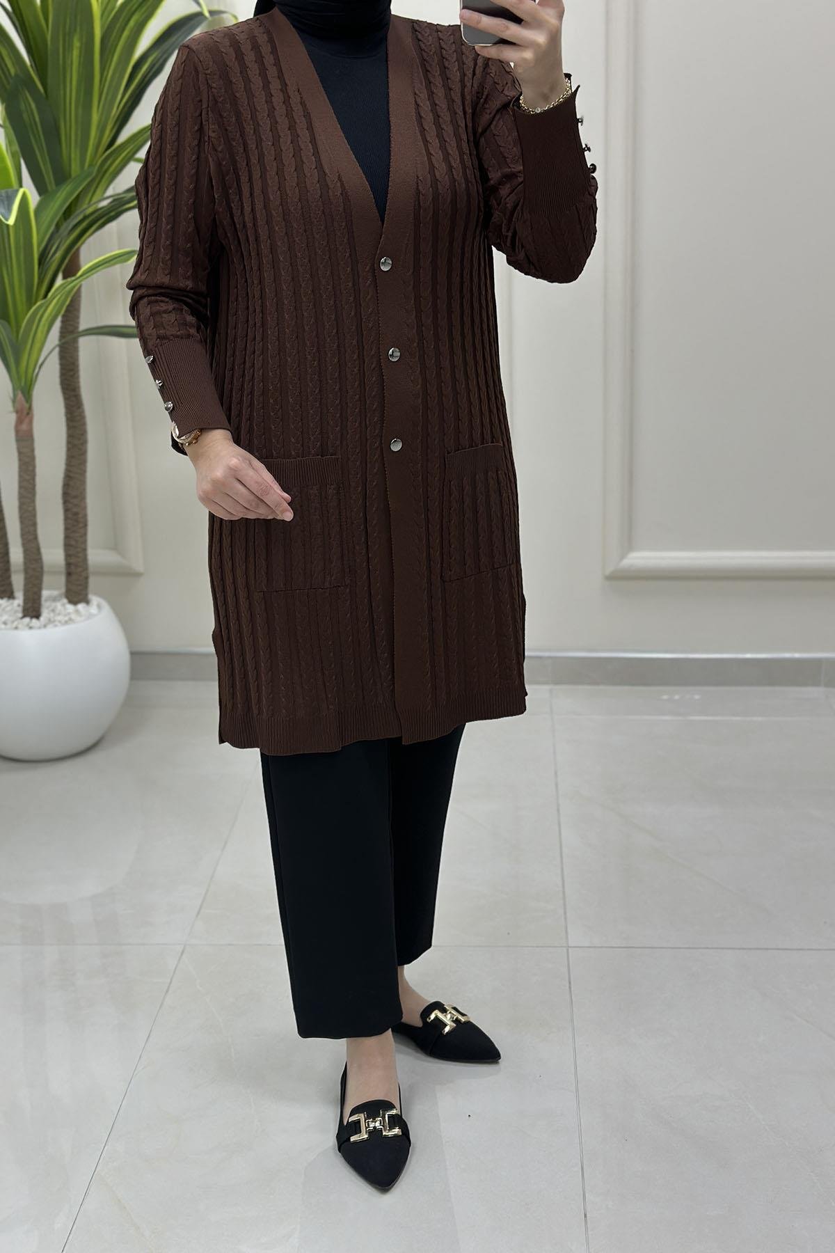 Tesettür HırkaÖrgü Desen Önü Düğmeli Cepli Kadın Triko Hırka Kahverengi KADO 2725036