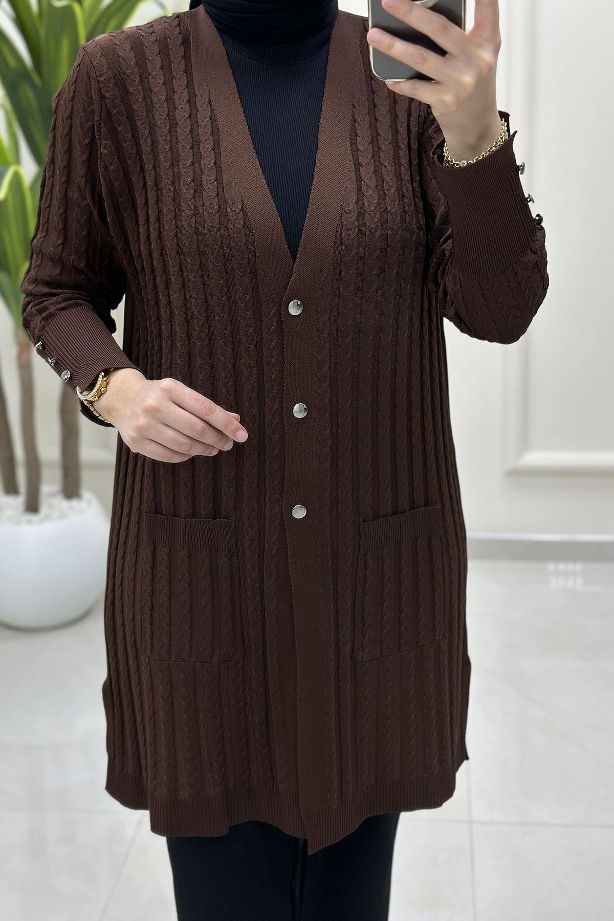 Tesettür HırkaÖrgü Desen Önü Düğmeli Cepli Kadın Triko Hırka Kahverengi KADO 2725036