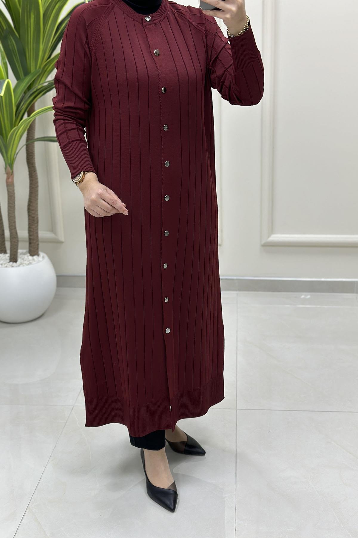 Tesettür HırkaReglan Kol Önü Düğmeli Uzun Kadın Merserize Triko Hırka Bordo KADO 2725004