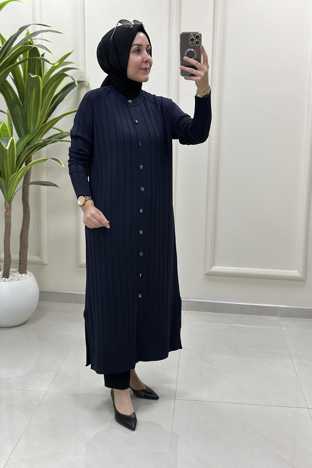 Tesettür HırkaReglan Kol Önü Düğmeli Uzun Kadın Merserize Triko Hırka Lacivert KADO 2725004