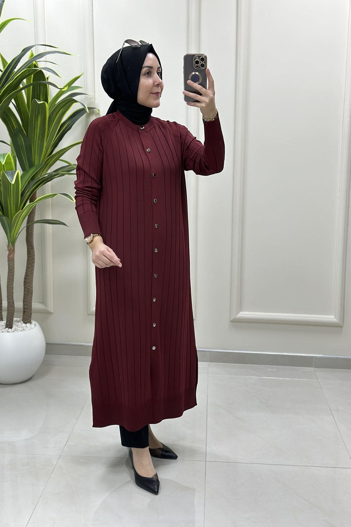 Tesettür HırkaReglan Kol Önü Düğmeli Uzun Kadın Merserize Triko Hırka Bordo KADO 2725004