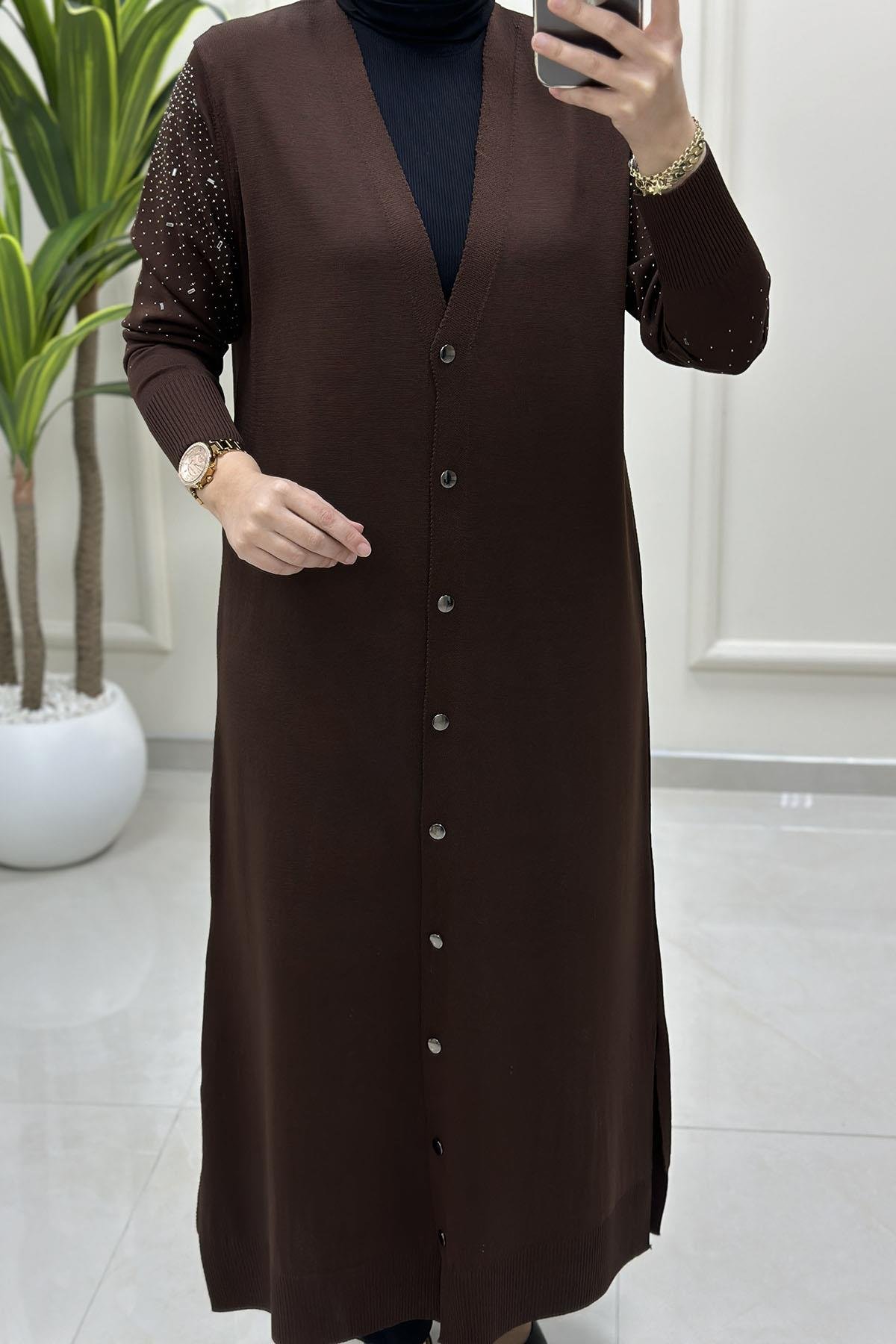 Tesettür HırkaTriko Önü Düğmeli Kolu Taş Detaylı Kadın Uzun Hırka Kahverengi KADO 2725003