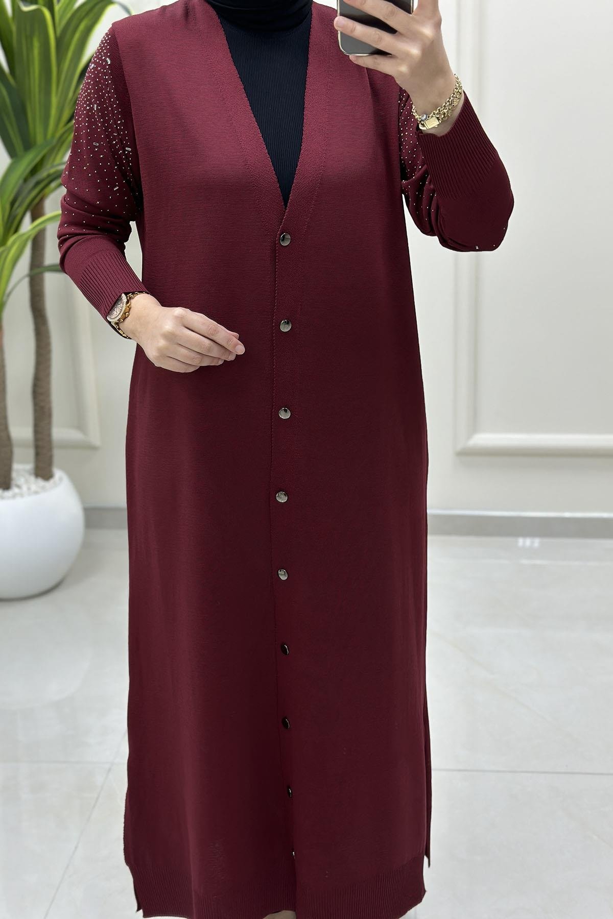 Tesettür HırkaTriko Önü Düğmeli Kolu Taş Detaylı Kadın Uzun Hırka Bordo KADO 2725003