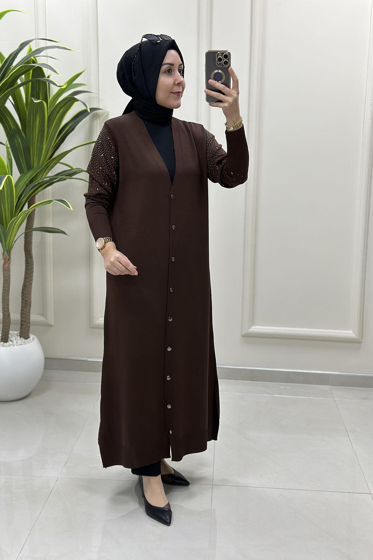 Tesettür HırkaTriko Önü Düğmeli Kolu Taş Detaylı Kadın Uzun Hırka Kahverengi KADO 2725003