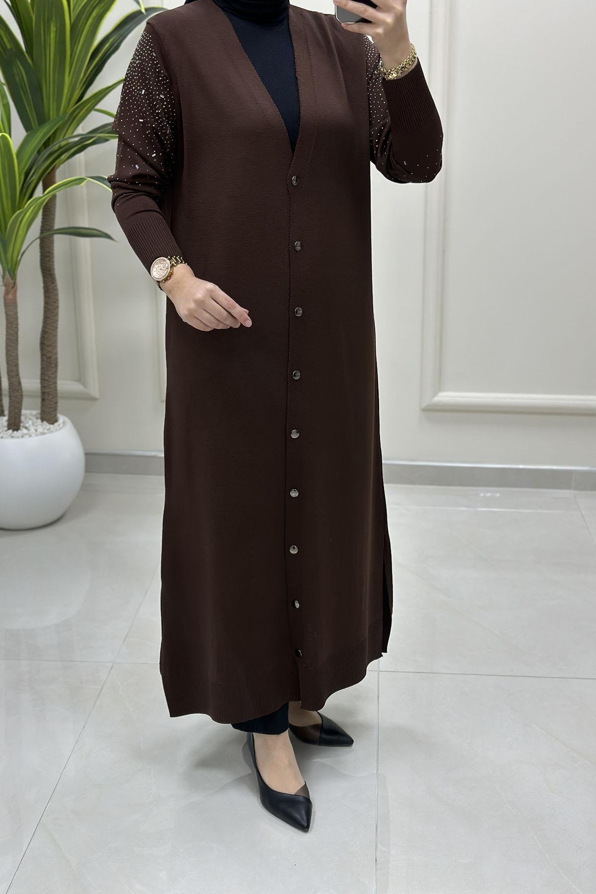 Tesettür HırkaTriko Önü Düğmeli Kolu Taş Detaylı Kadın Uzun Hırka Kahverengi KADO 2725003