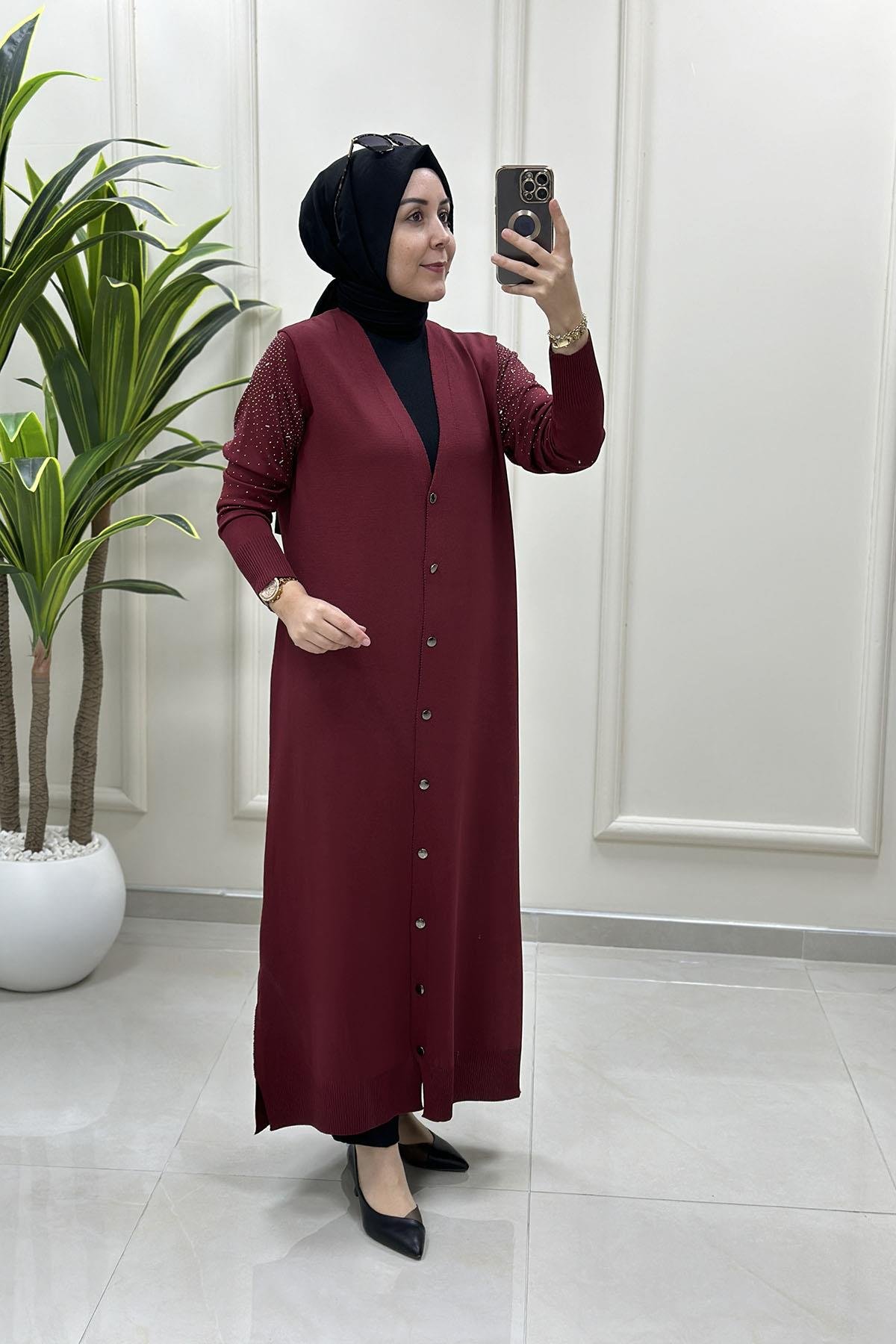 Tesettür HırkaTriko Önü Düğmeli Kolu Taş Detaylı Kadın Uzun Hırka Bordo KADO 2725003