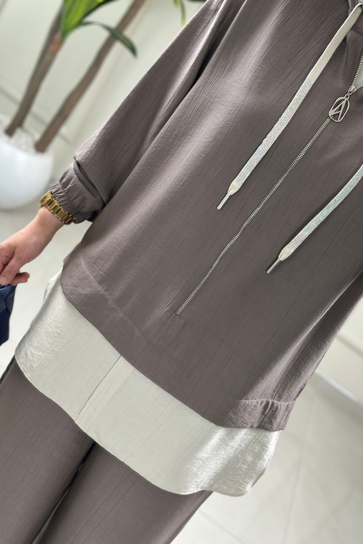 Tesettür İkili TakımArmine Trend Kapüşonlu Fermuarlı Tunik ve Pantolon Kadın İkili Takım Vizon ARM 6146
