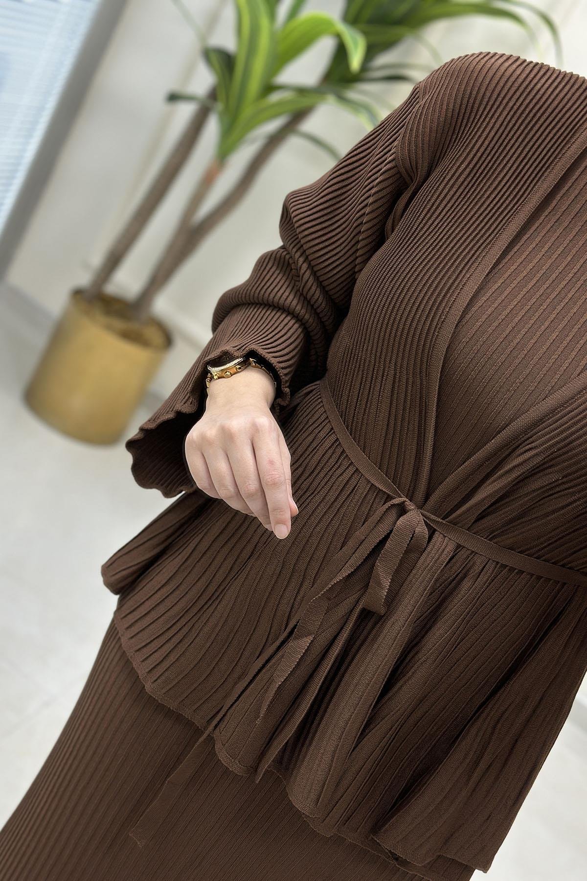 Tesettür İkili TakımBeli Kemerli Hırka ve Jile Kadın İkili Takım Kahverengi KADO 2725503