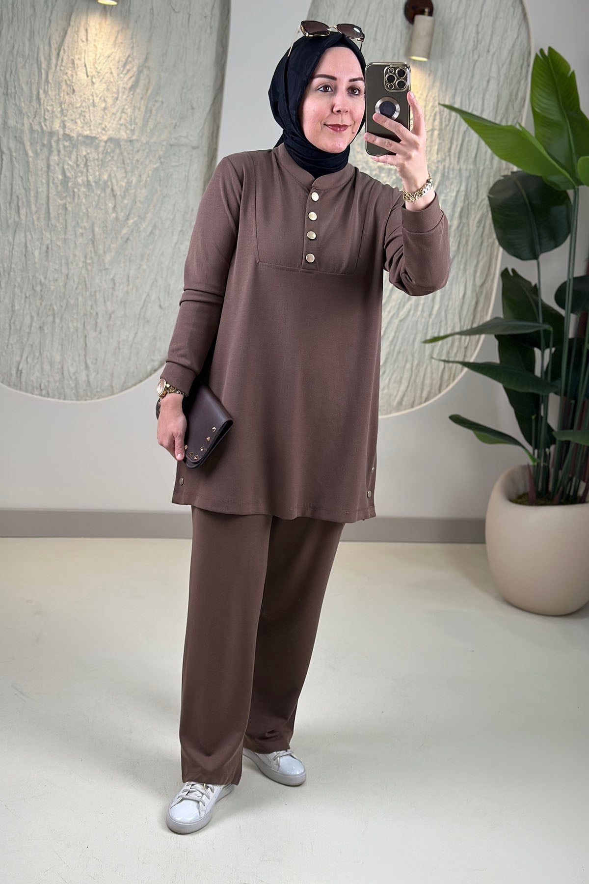 Tesettür İkili TakımÖnü ve Yanı Düğmeli Tunik ve Pantolon Kadın İkili Takım Kahverengi KADO 257059 