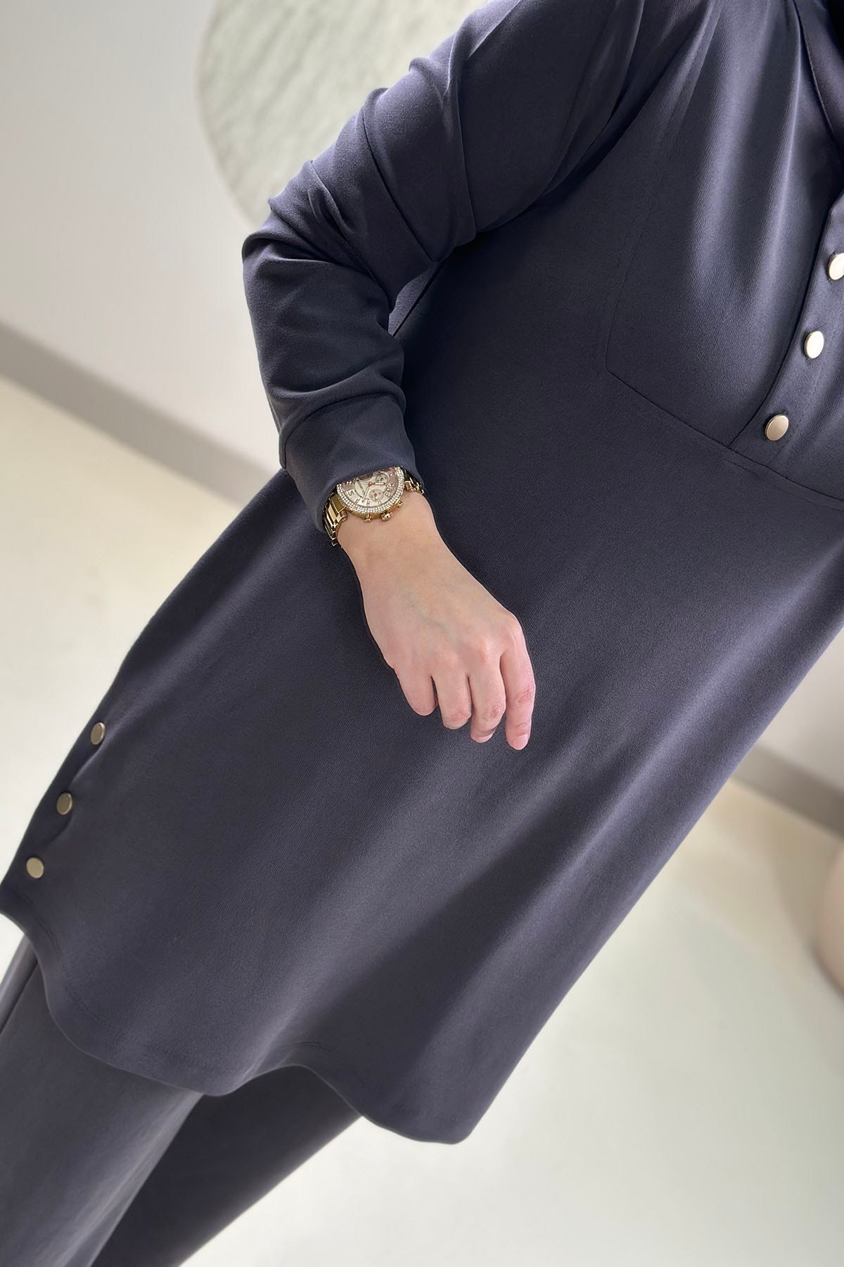 Tesettür İkili TakımÖnü ve Yanı Düğmeli Tunik ve Pantolon Kadın İkili Takım Koyu Gri KADO 257059 