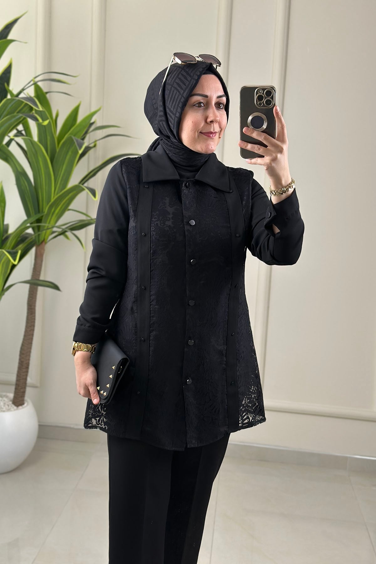 Tesettür İkili TakımOrganze Üzeri Yakma Desen Tunik ve Kısa Kol İçlik Kadın İkili Takım Siyah QTN 7107