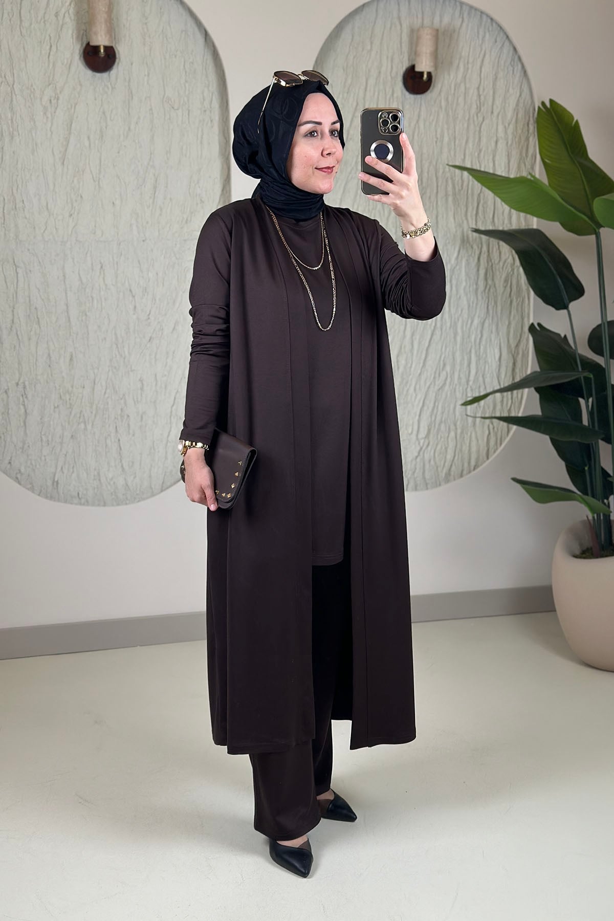 Tesettür İkili TakımUzun Hırka Sıfır Kol İçlik ve Pantolon Kadın Üçlü Takım Kahverengi KADO 268650