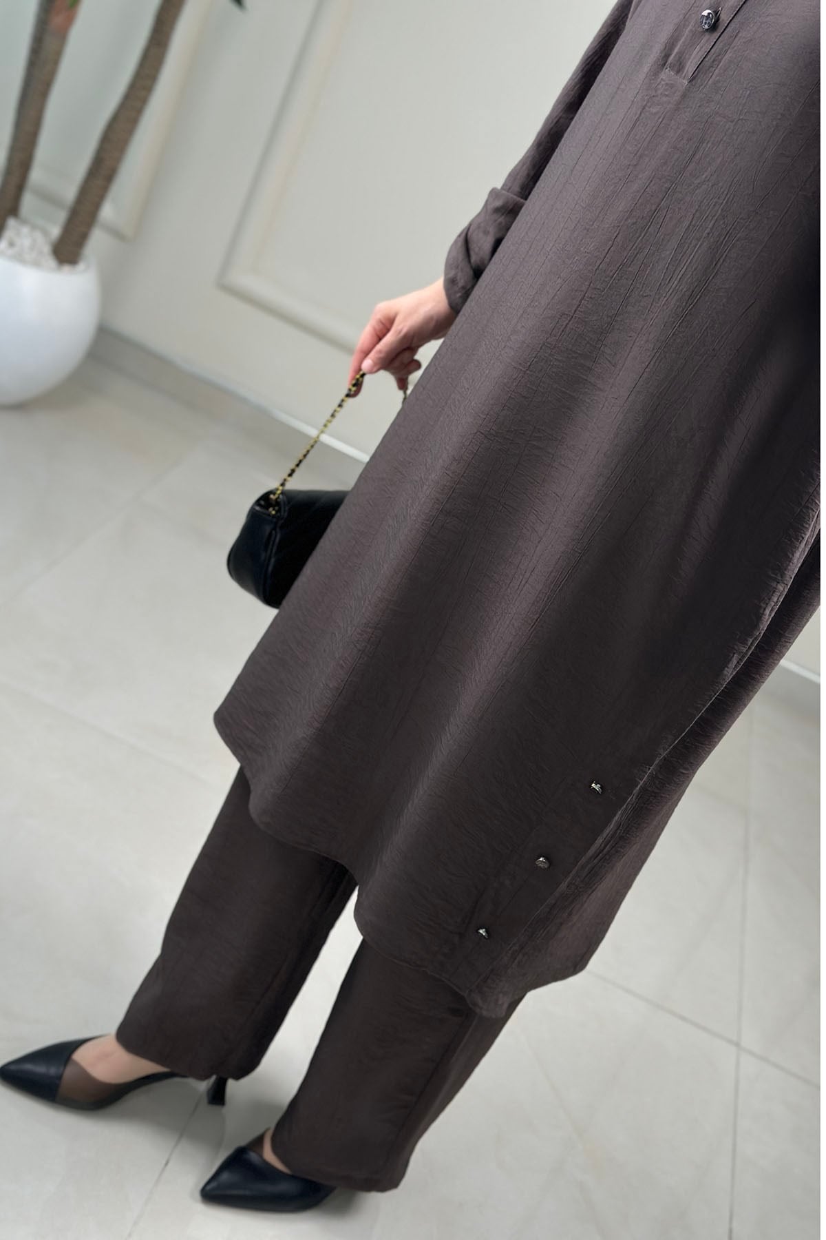 Tesettür Pantolonlu Takım Önü Yarım Çıtçıtlı Katlama Kol Tunik ve Pantolon Kadın İkili Takım Kahverengi KADO 263230