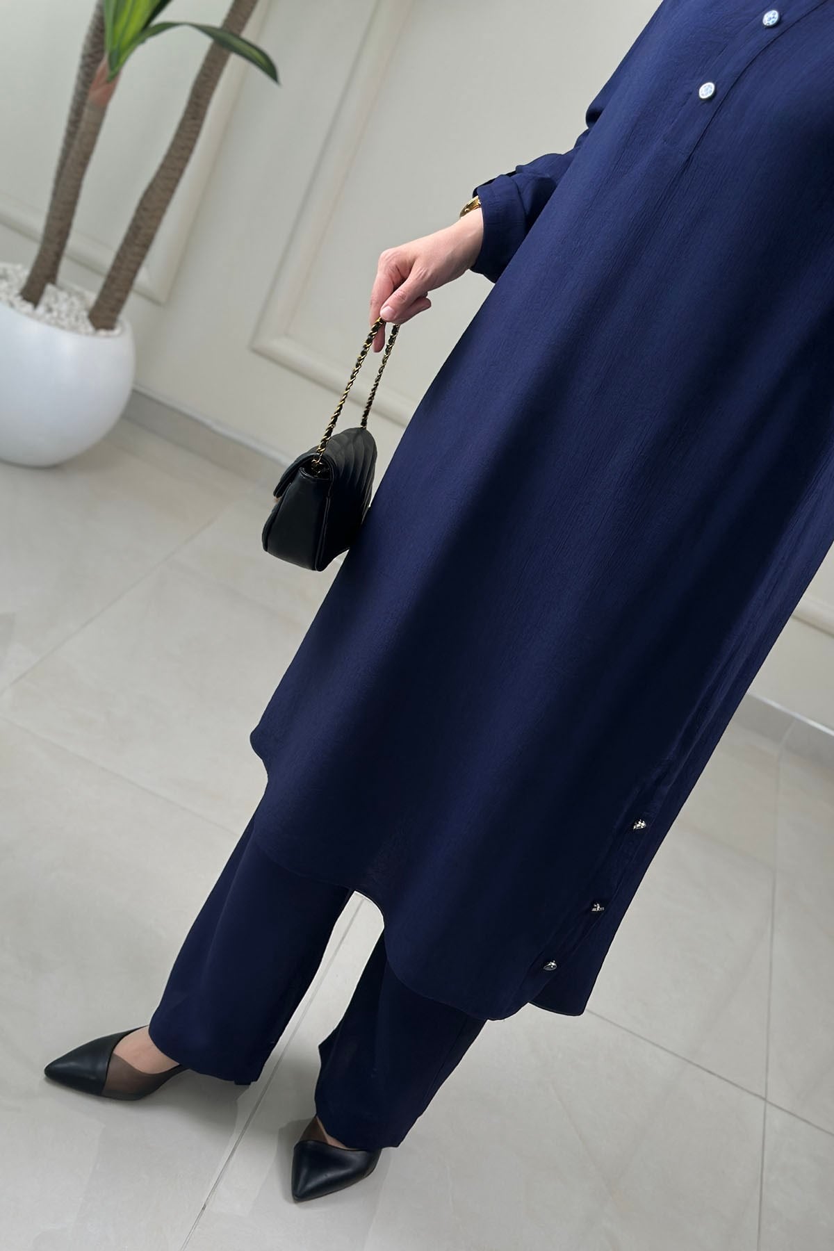 Tesettür Pantolonlu Takım Önü Yarım Çıtçıtlı Katlama Kol Tunik ve Pantolon Kadın İkili Takım Lacivert KADO 263230