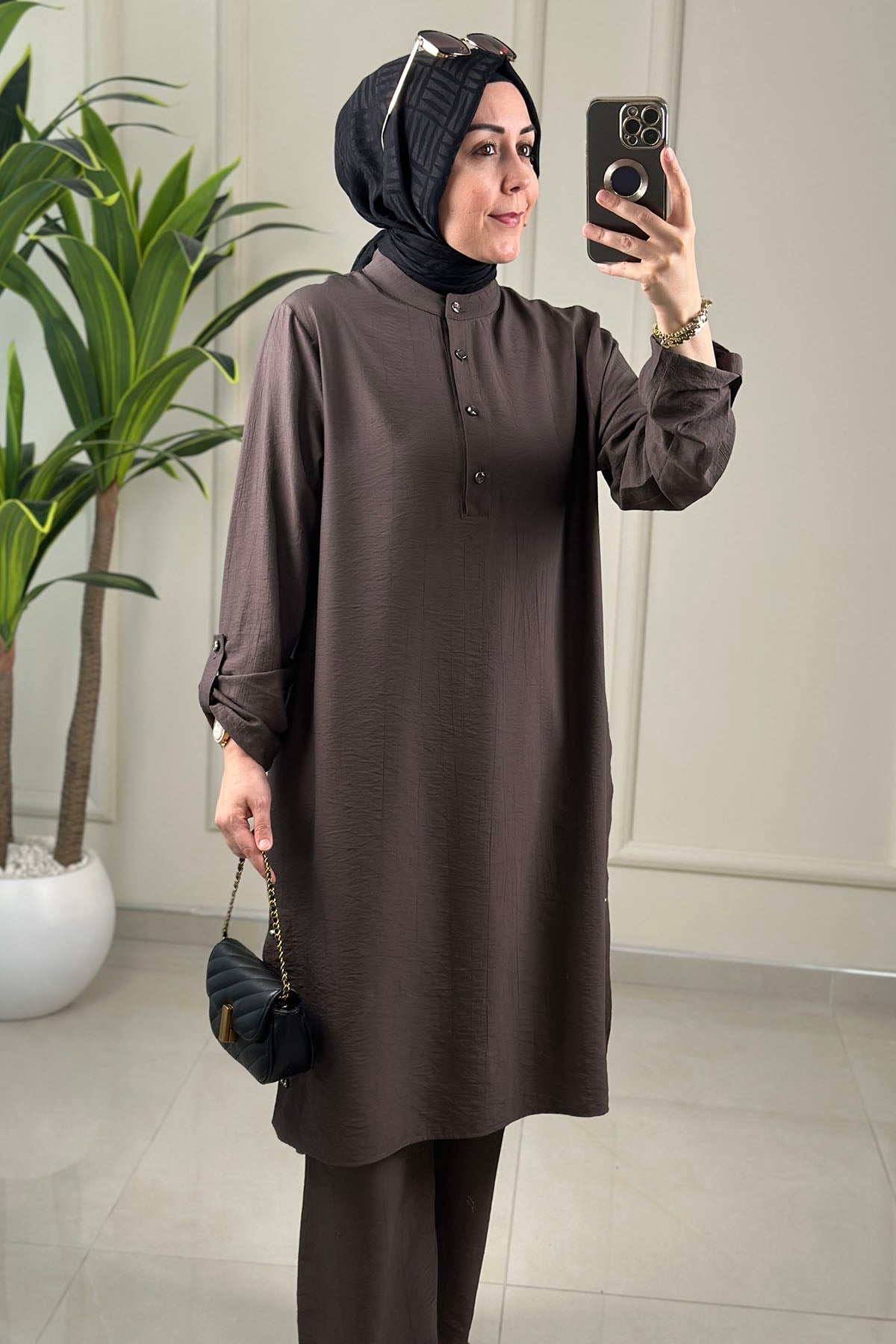 Tesettür Pantolonlu Takım Önü Yarım Çıtçıtlı Katlama Kol Tunik ve Pantolon Kadın İkili Takım Kahverengi KADO 263230