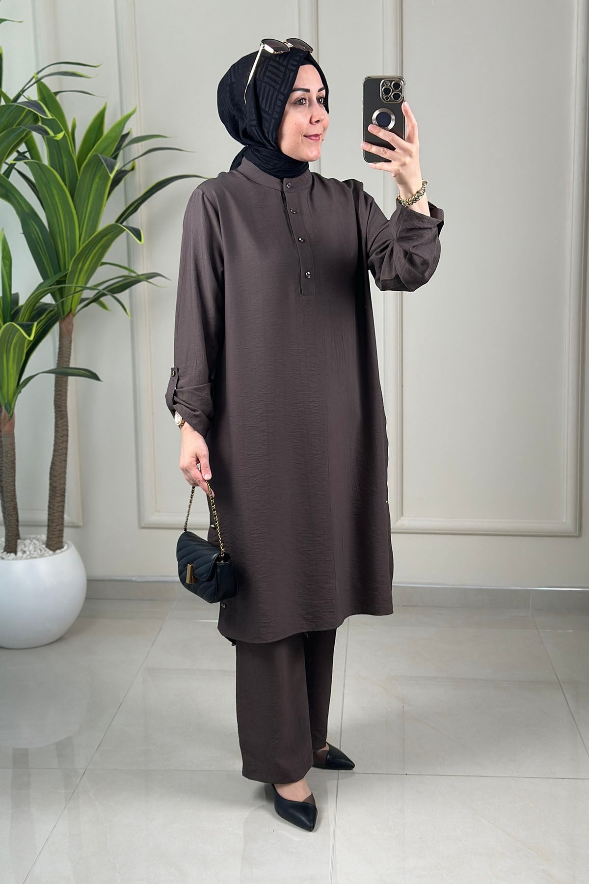 Tesettür Pantolonlu Takım Önü Yarım Çıtçıtlı Katlama Kol Tunik ve Pantolon Kadın İkili Takım Kahverengi KADO 263230