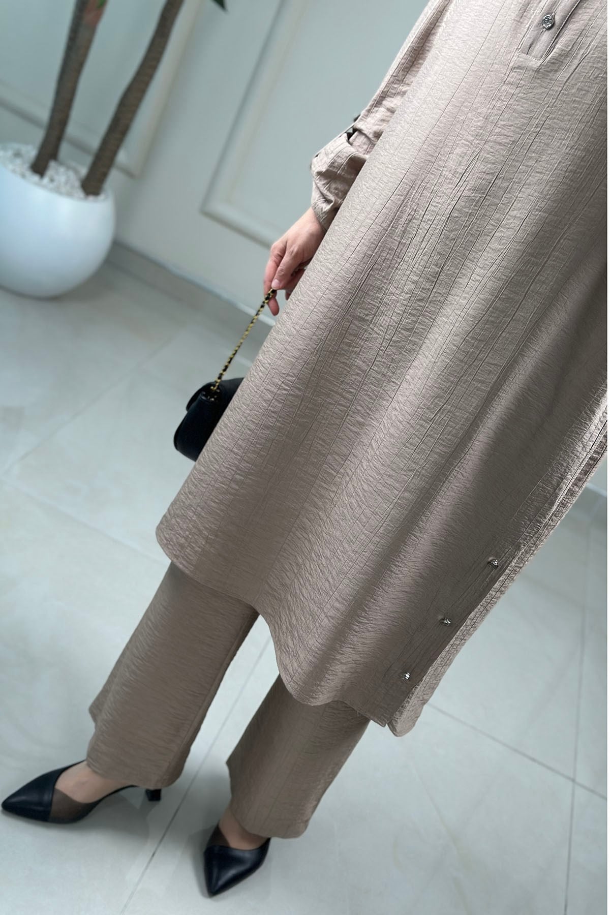 Tesettür Pantolonlu Takım Önü Yarım Çıtçıtlı Katlama Kol Tunik ve Pantolon Kadın İkili Takım Vizon KADO 263230