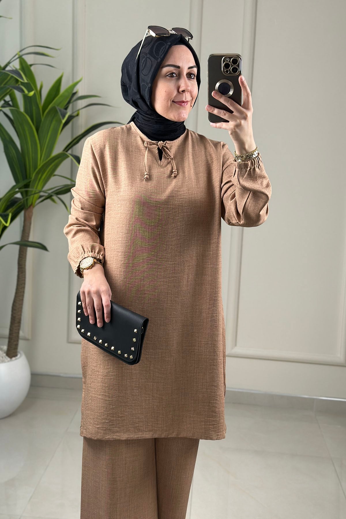Tesettür Pantolonlu Takım Yaka İp Detaylı Kolu Büzgülü Tunik ve Pantolon Kadın İkili Takım Vizon KADO 263466