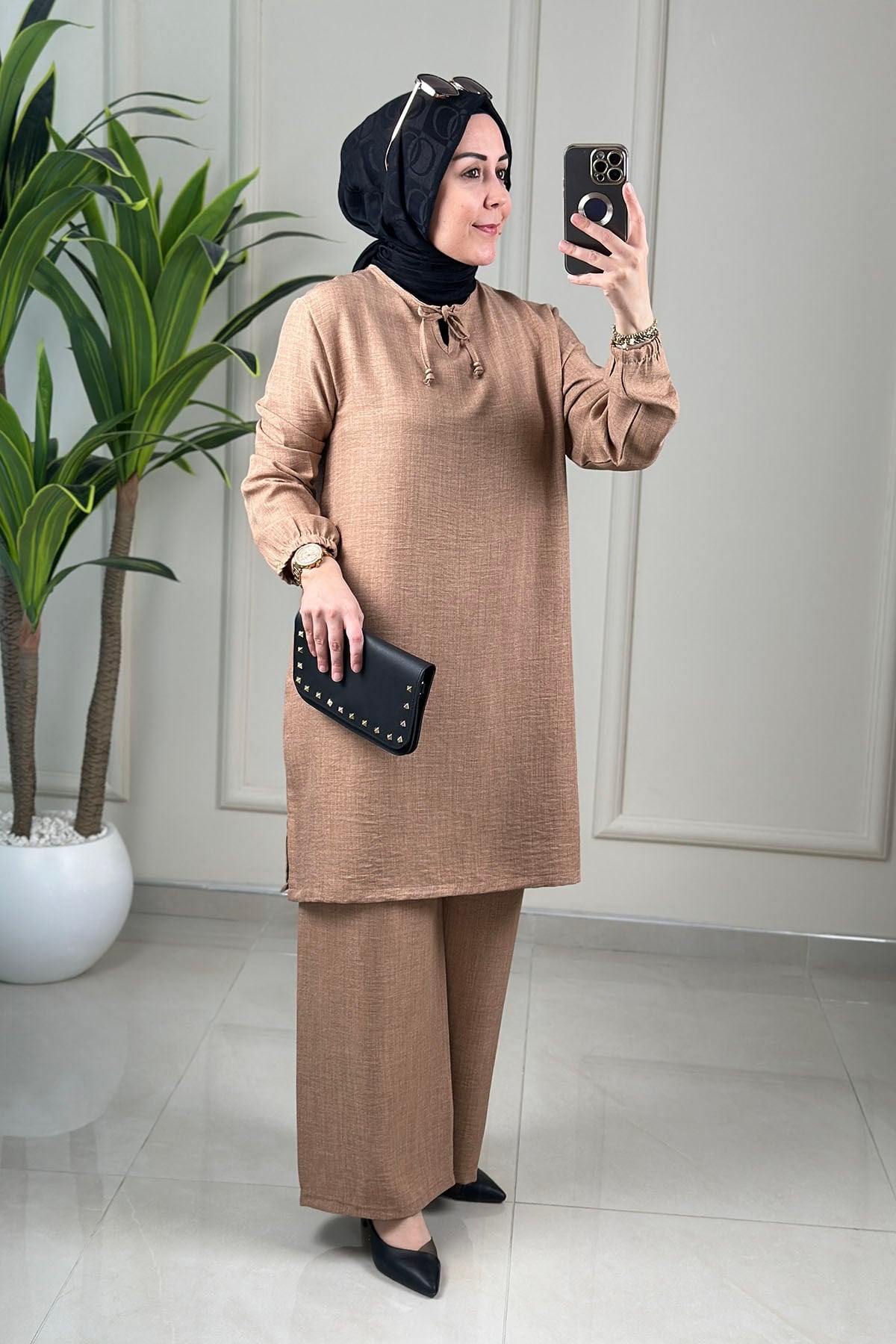 Tesettür Pantolonlu Takım Yaka İp Detaylı Kolu Büzgülü Tunik ve Pantolon Kadın İkili Takım Vizon KADO 263466