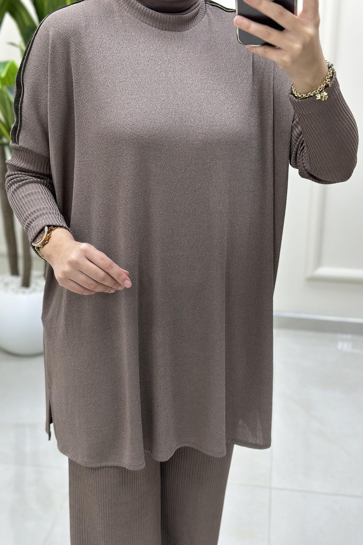 Tesettür Pantolonlu TakımArmine Trend Kolu Kadife Şerit Detaylı Tunik ve Pantolon Kadın İkili Takım Vizon ARM 622