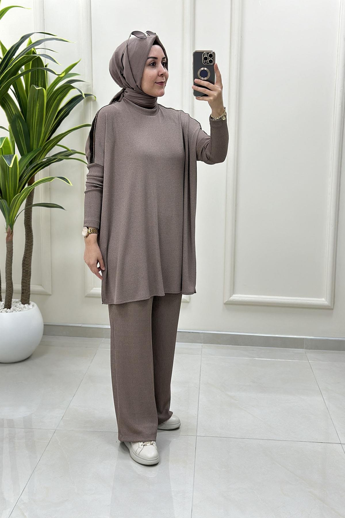 Tesettür Pantolonlu TakımArmine Trend Kolu Kadife Şerit Detaylı Tunik ve Pantolon Kadın İkili Takım Vizon ARM 622
