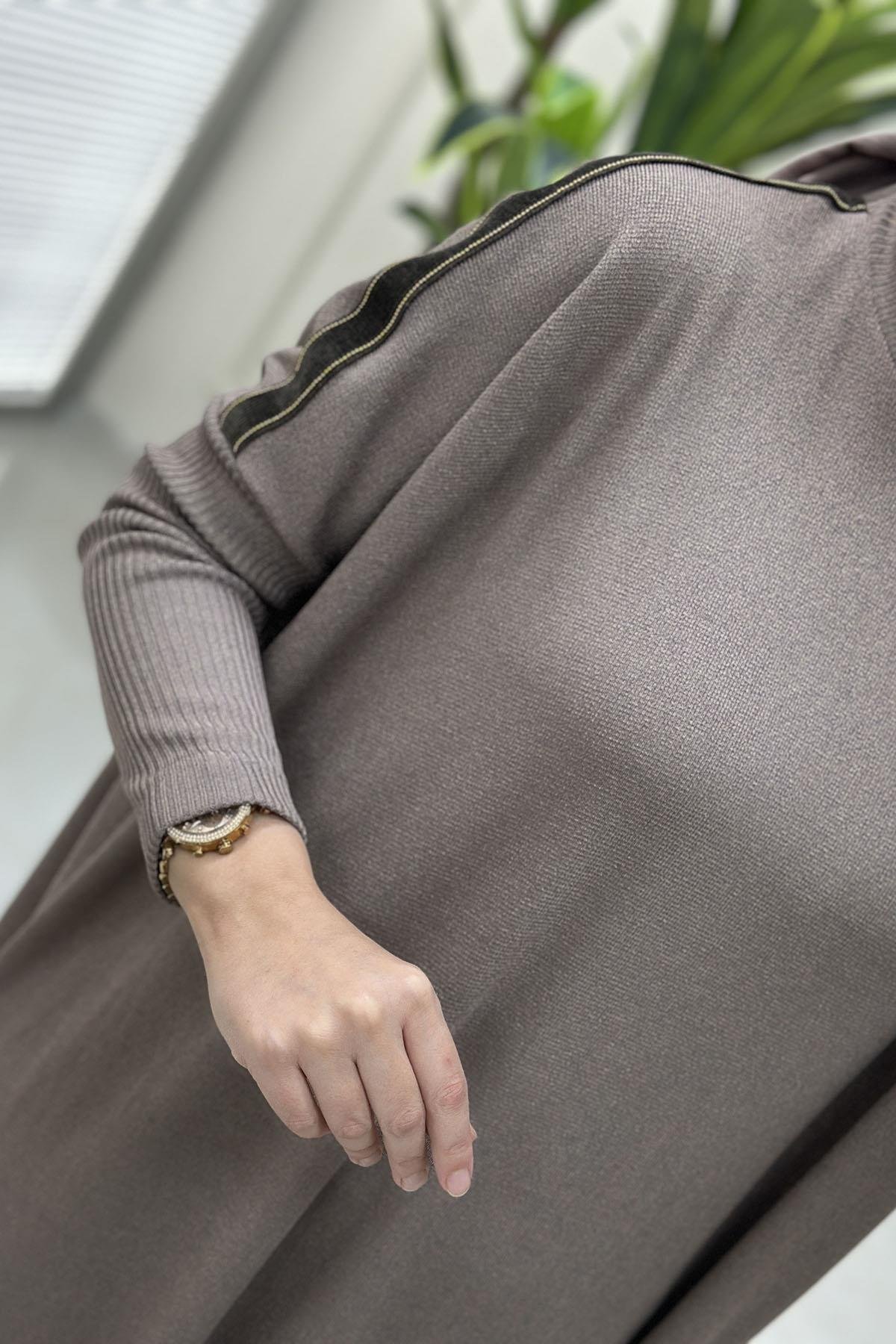 Tesettür Pantolonlu TakımArmine Trend Kolu Kadife Şerit Detaylı Tunik ve Pantolon Kadın İkili Takım Vizon ARM 622