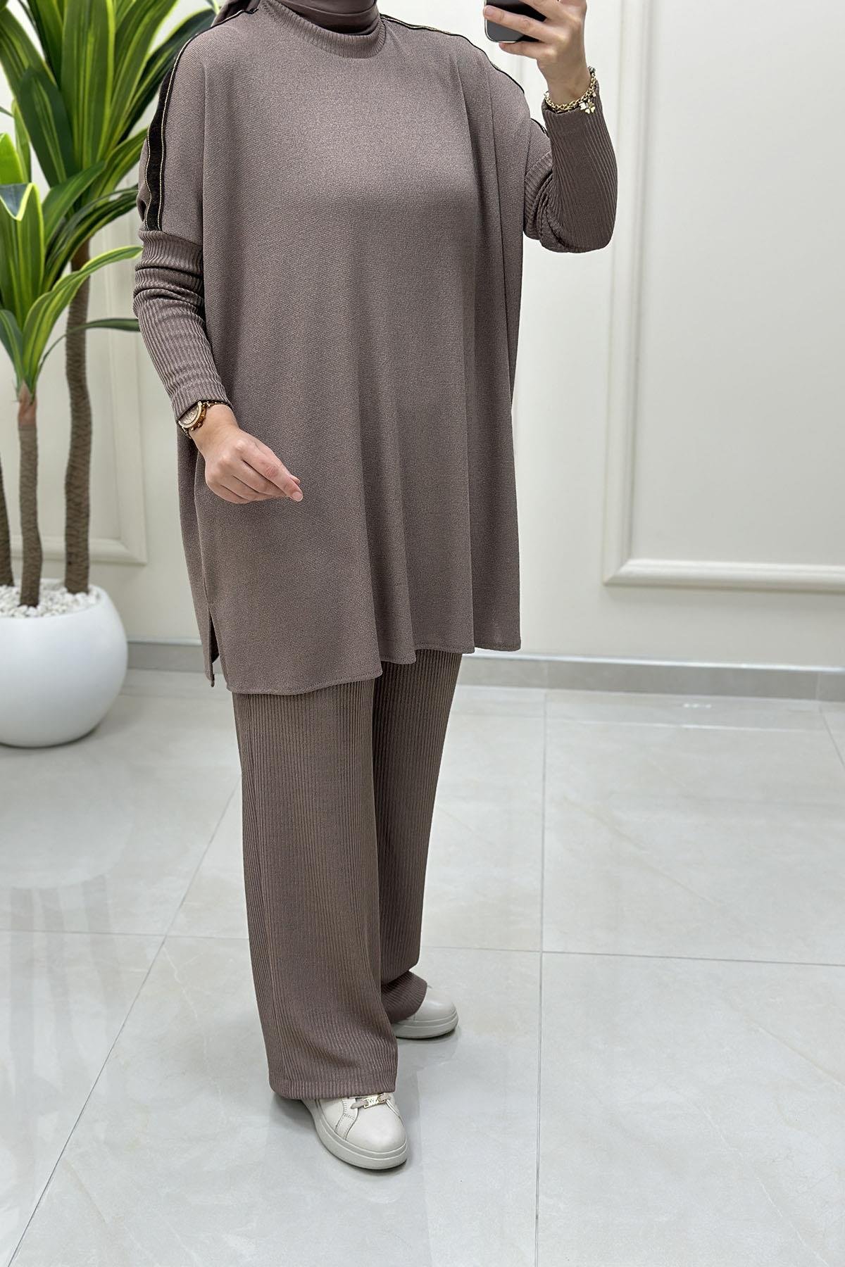 Tesettür Pantolonlu TakımArmine Trend Kolu Kadife Şerit Detaylı Tunik ve Pantolon Kadın İkili Takım Vizon ARM 622