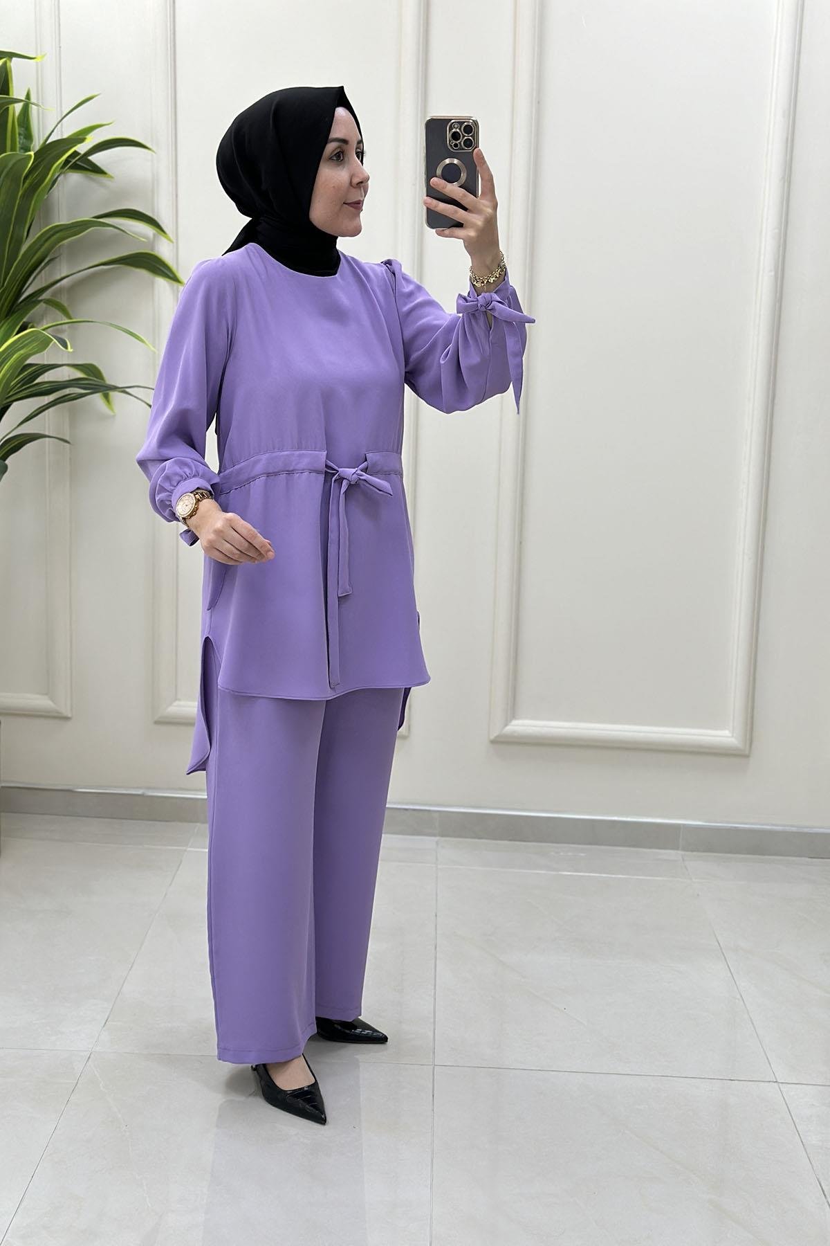 Tesettür Pantolonlu TakımBeli Kemerli Kolu Kurdele Detaylı Tunik ve Pantolon Kadın İkili Takım Lila SFF 1871