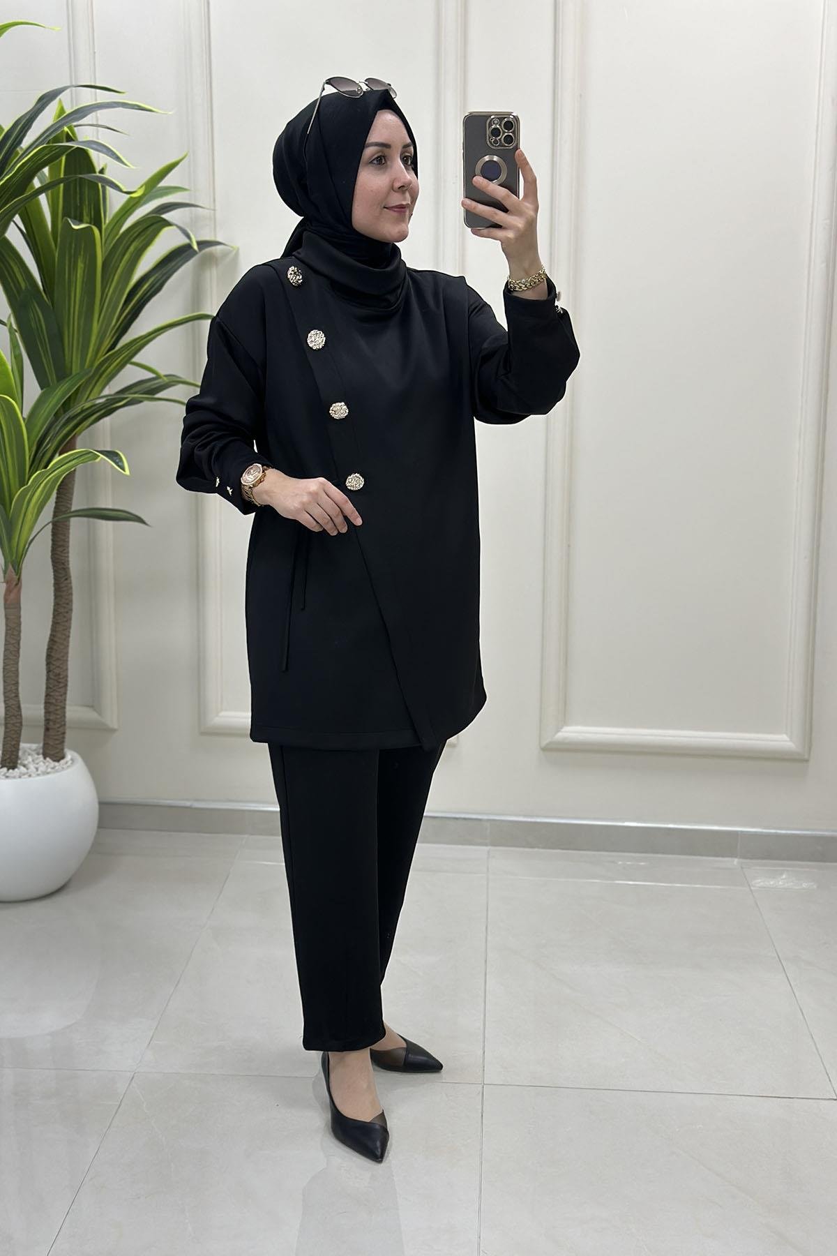 Tesettür Pantolonlu TakımBelli Verev Kesim Aksesuar Detaylı Tunik ve Pantolon Kadın İkili Takım Siyah BELLİ 008