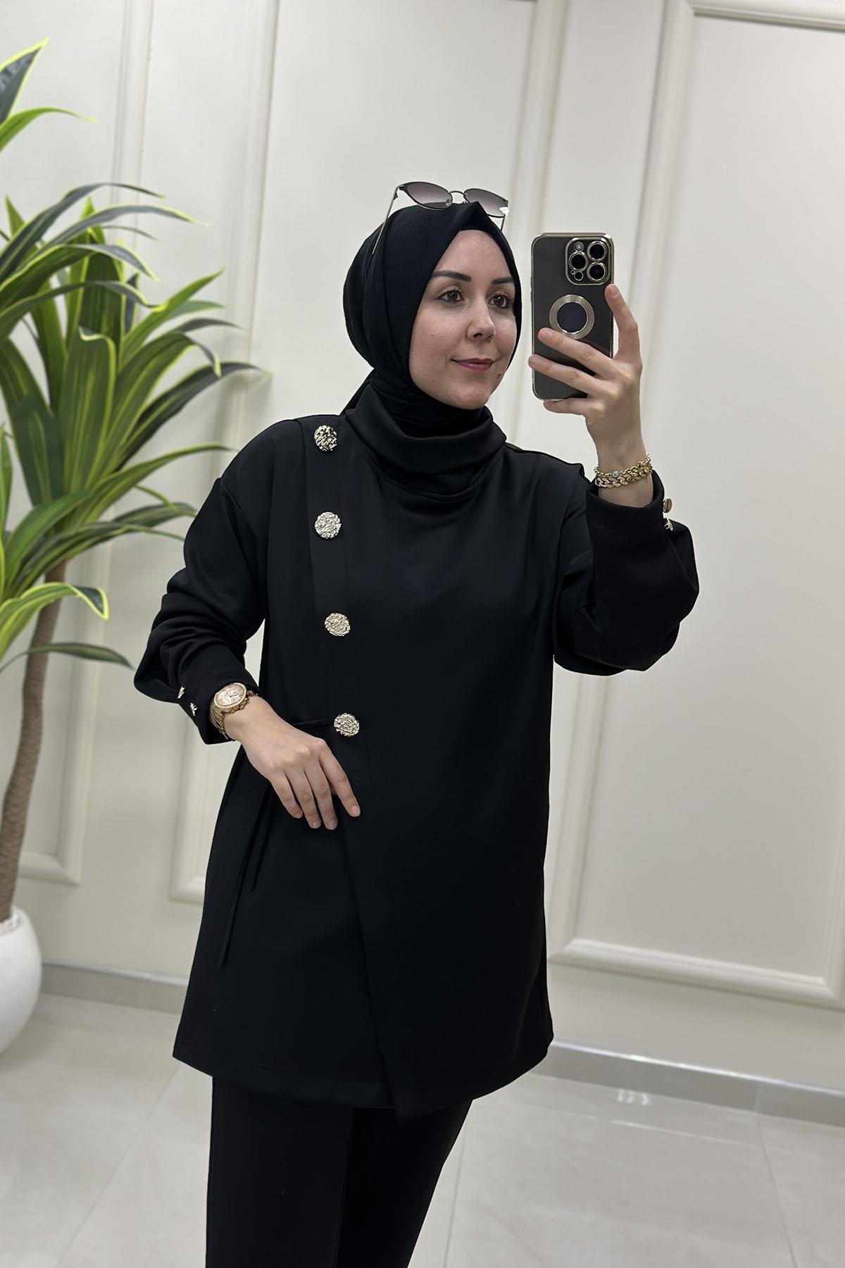 Tesettür Pantolonlu TakımBelli Verev Kesim Aksesuar Detaylı Tunik ve Pantolon Kadın İkili Takım Siyah BELLİ 008