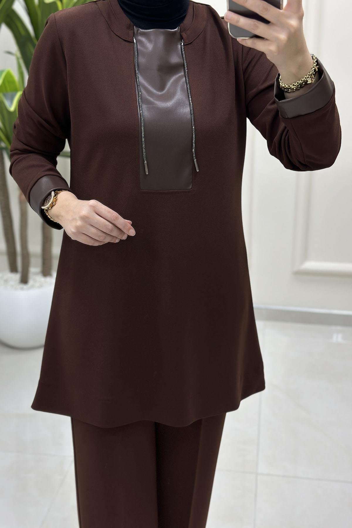 Tesettür Pantolonlu TakımDeri Kombinli Yaka Taş İpli Tunik ve Pantolon Kadın İkili Takım Kahverengi CNR 2234