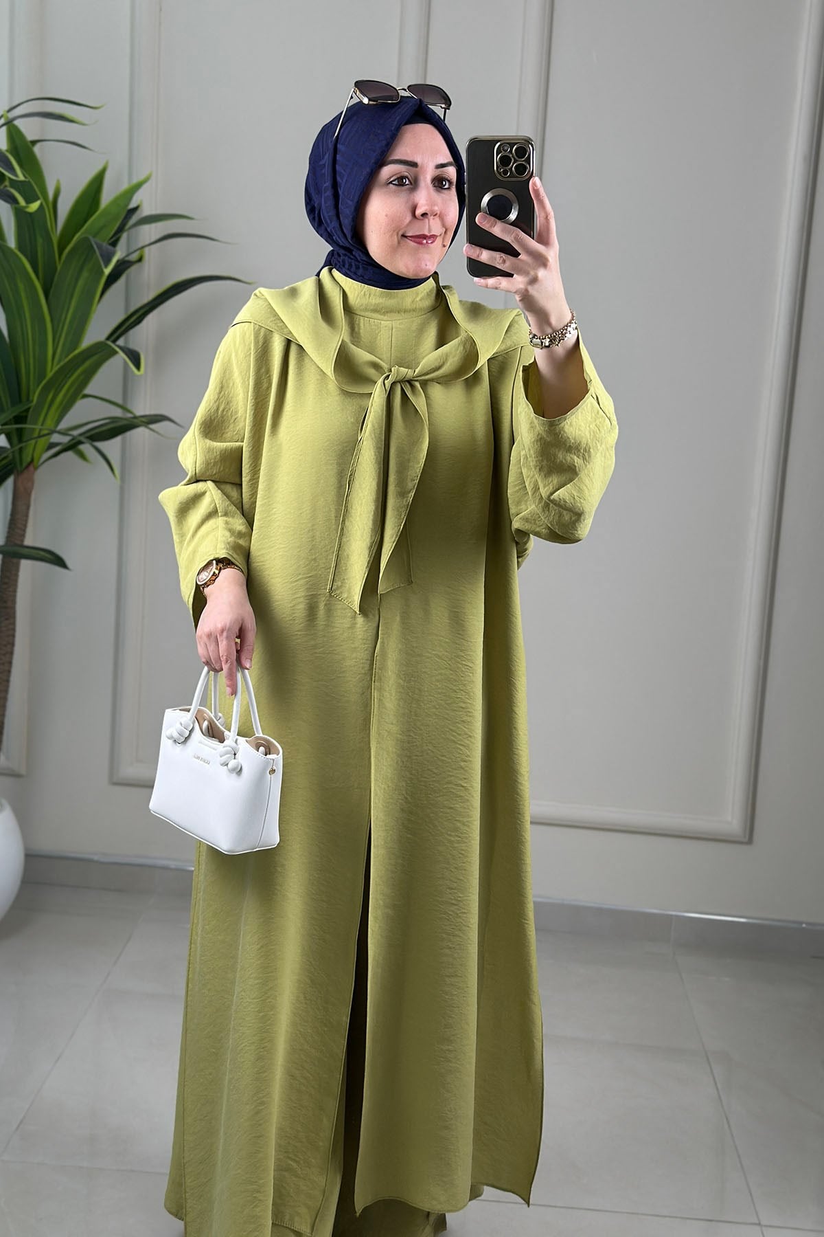 Tesettür Pantolonlu TakımDüşük Omuz Fularlı Yırtmaç Detaylı Uzun Tunik ve Pantolon Kadın İkili Takım Yeşil BLMR 8832 