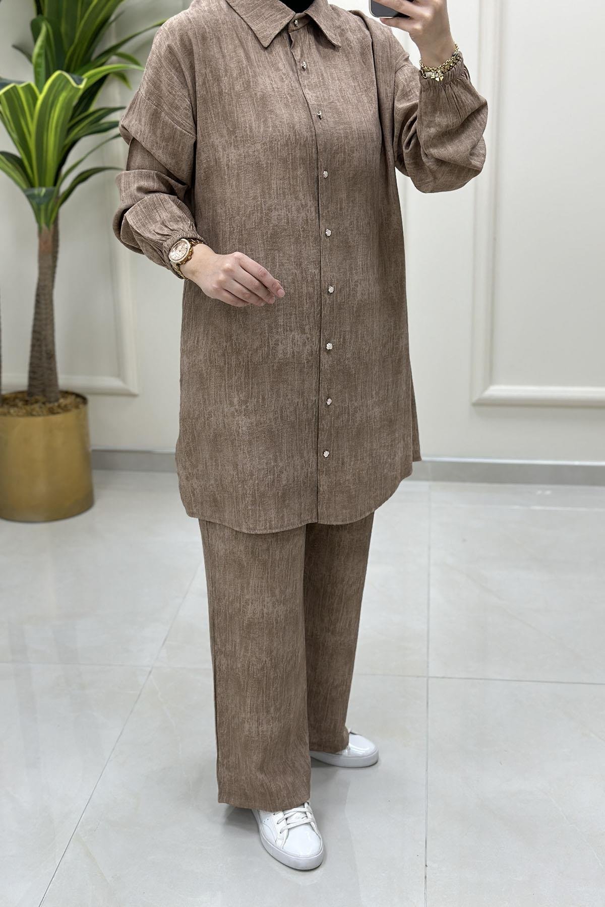 Tesettür Pantolonlu TakımDüşük Omuz Önü Düğmeli Tunik ve Pantolon Kadın İkili Takım Vizon KADO 251445