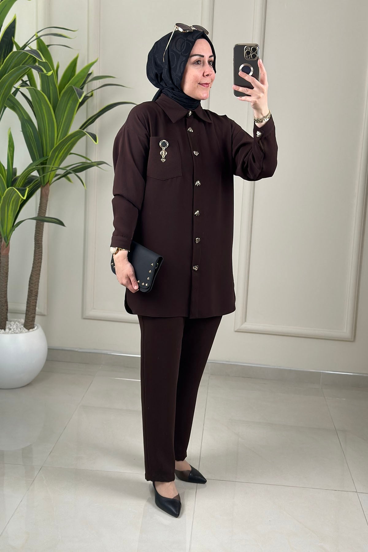 Tesettür Pantolonlu TakımDüşük Omuz Önü Düğmeli Broş Detaylı Tunik Ve Pantolon Kadın İkili Takım Kahverengi MLH 2693