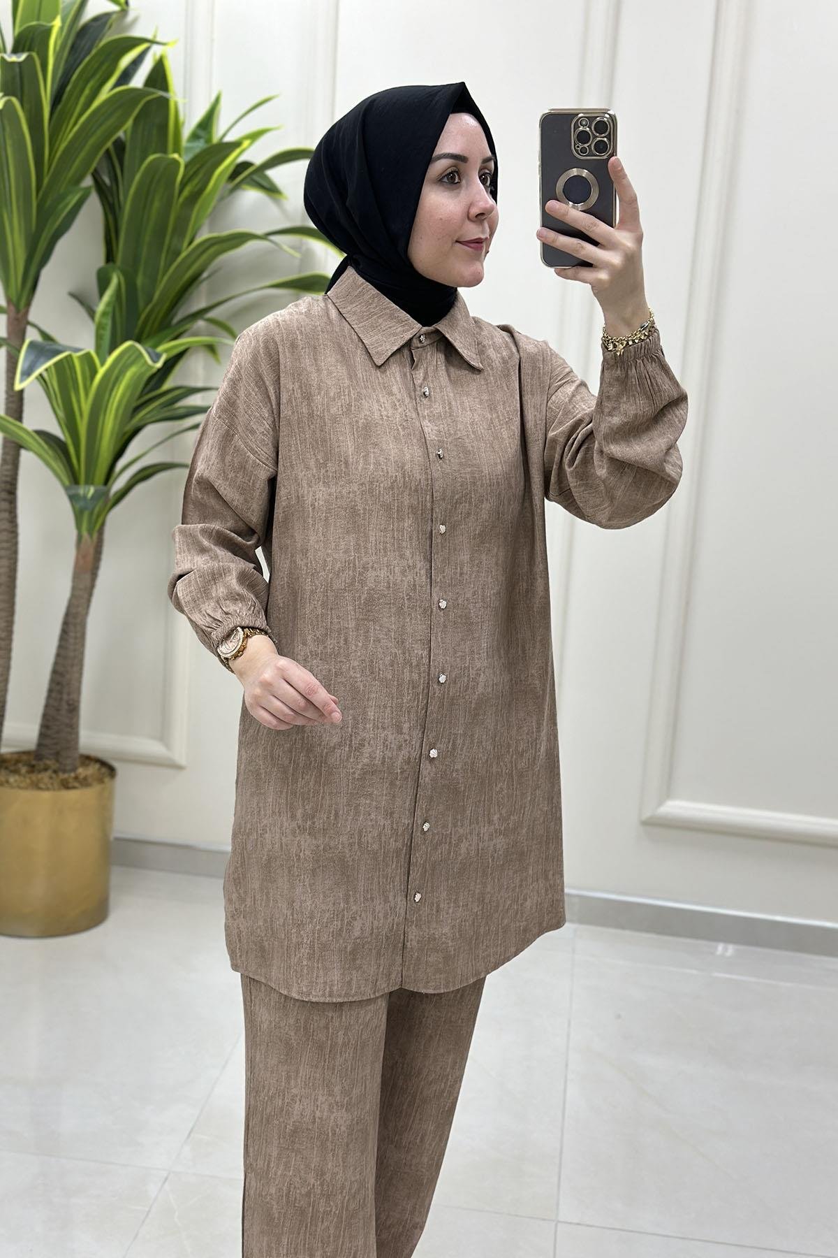 Tesettür Pantolonlu TakımDüşük Omuz Önü Düğmeli Tunik ve Pantolon Kadın İkili Takım Vizon KADO 251445