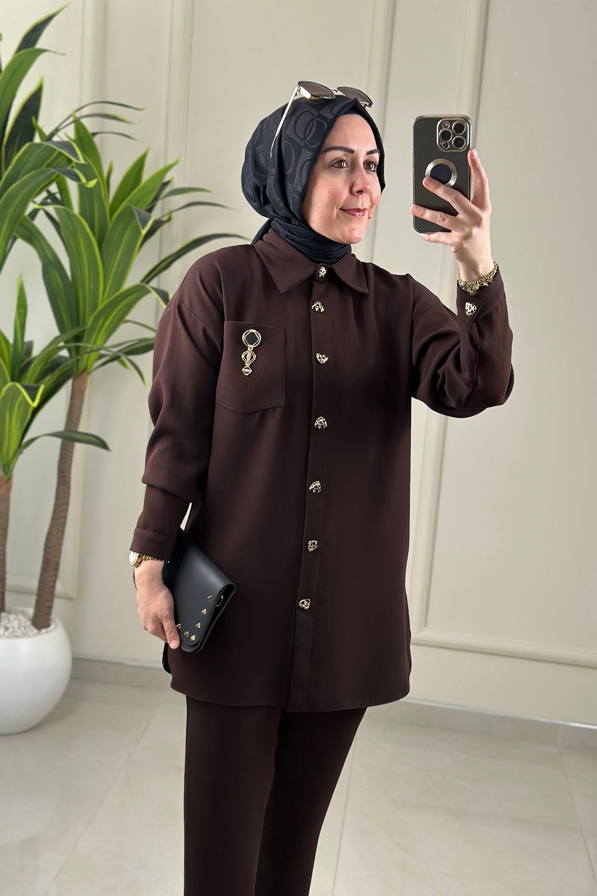 Tesettür Pantolonlu TakımDüşük Omuz Önü Düğmeli Broş Detaylı Tunik Ve Pantolon Kadın İkili Takım Kahverengi MLH 2693