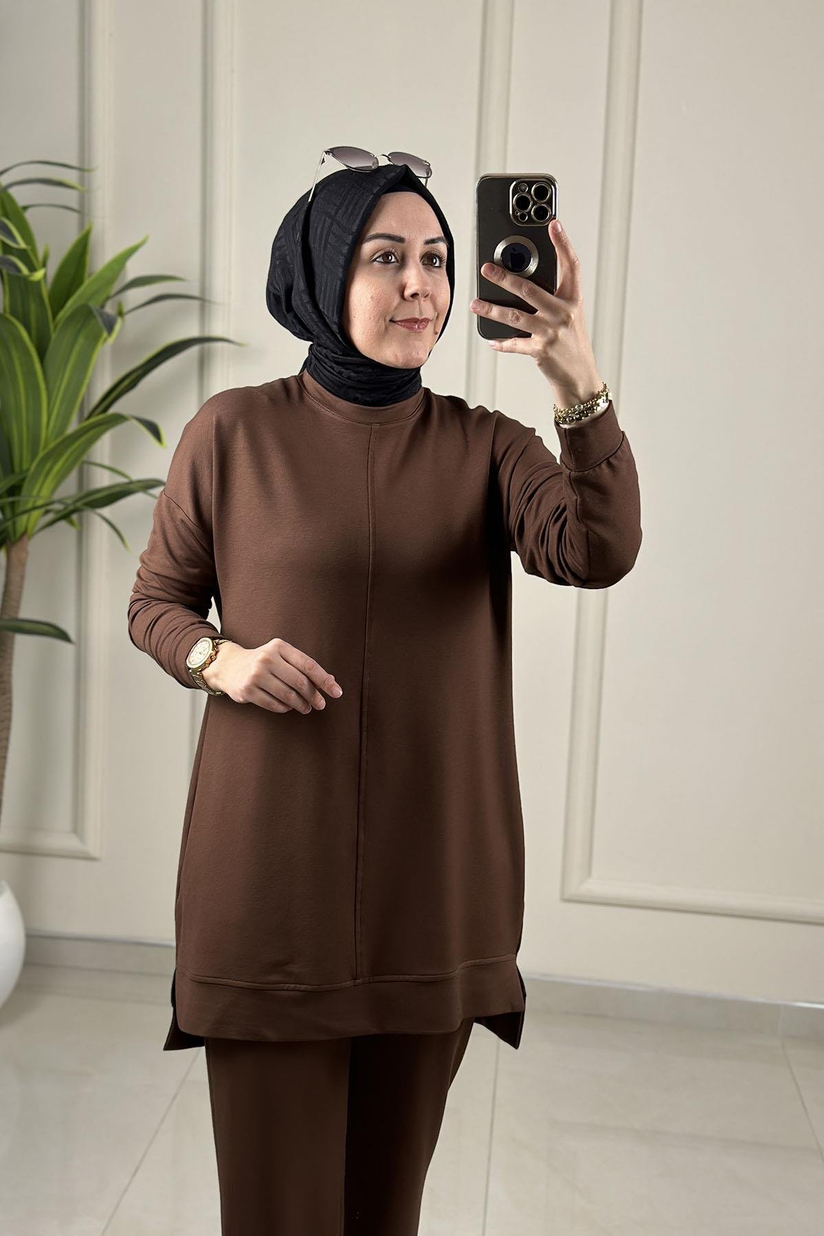 Tesettür Pantolonlu TakımDüşük Omuz Önü Dikiş Detaylı Tunik ve Pantolon Kadın İkili Takım Kahverengi KADO 257316