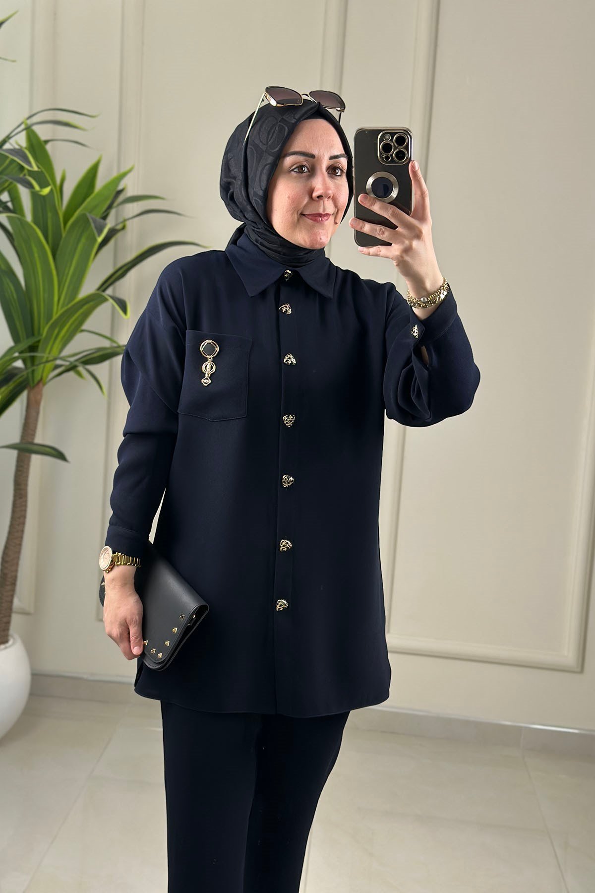 Tesettür Pantolonlu TakımDüşük Omuz Önü Düğmeli Broş Detaylı Tunik Ve Pantolon Kadın İkili Takım Lacivert MLH 2693
